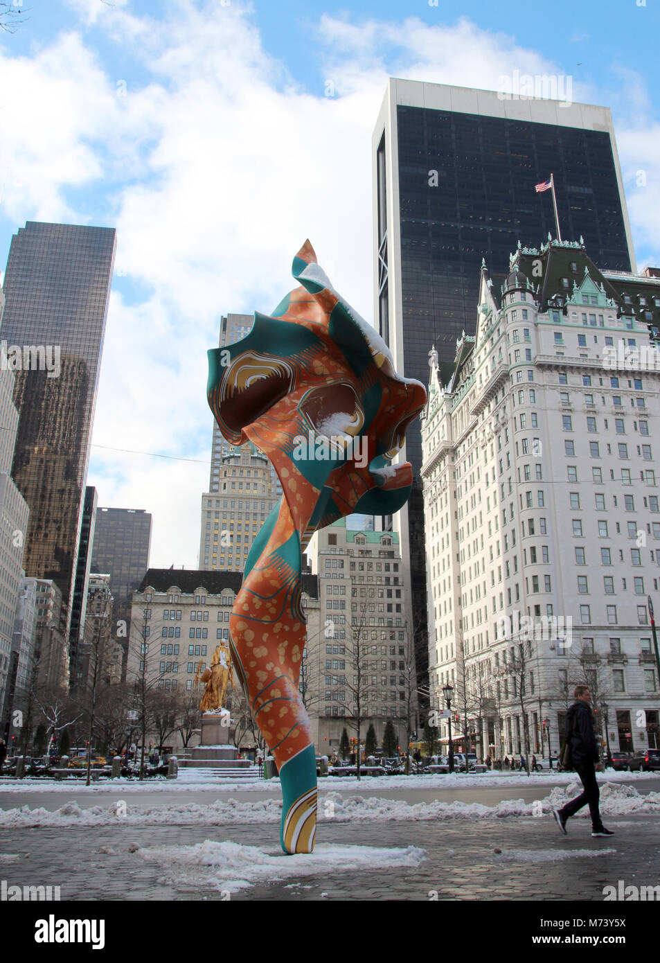 08 mars 2018, USA, New York : une sculpture 'wind' de l'artiste Yinka Shonibare British-Nigerian est érigée à l'entrée sud de Central Park à New York. La colorée, sept mètres de haut morceau 'Wind Sculpture (SG) I' a été commandé par le Public Art Fund, qui est dédié à l'art dans l'espace public à New York. La 'Photographie' sera jusqu'au 14 octobre 2018. Photo : Christina Horsten/dpa Banque D'Images