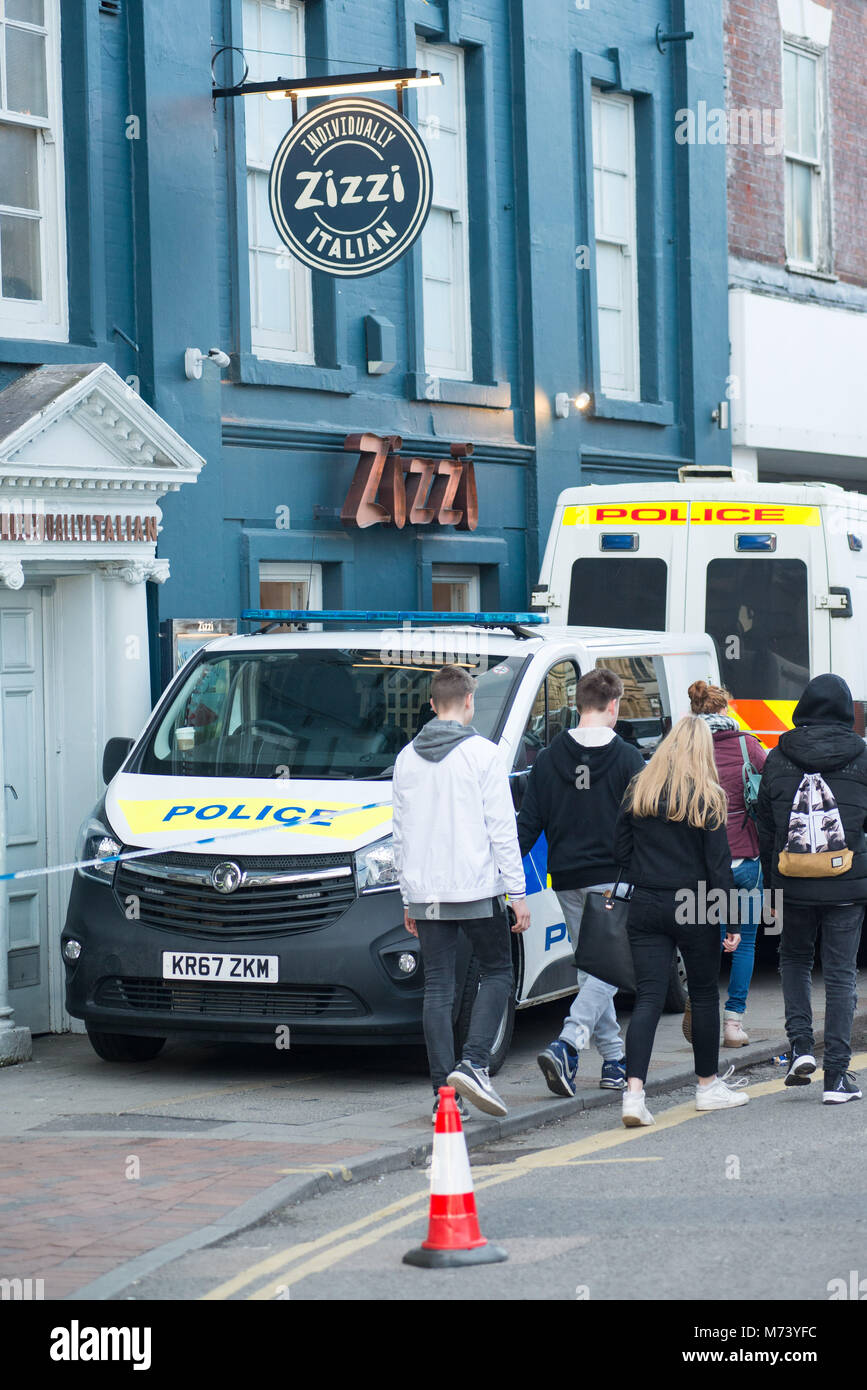 Salisbury, Wiltshire, Royaume-Uni, 8th mars 2018. Le restaurant Zizzi et les entreprises environnantes restent fermés et derrière un cordon de police après une attaque au gaz nerveux sur l'ex-espion russe Sergei Skripal et sa fille le 4th mars. Banque D'Images