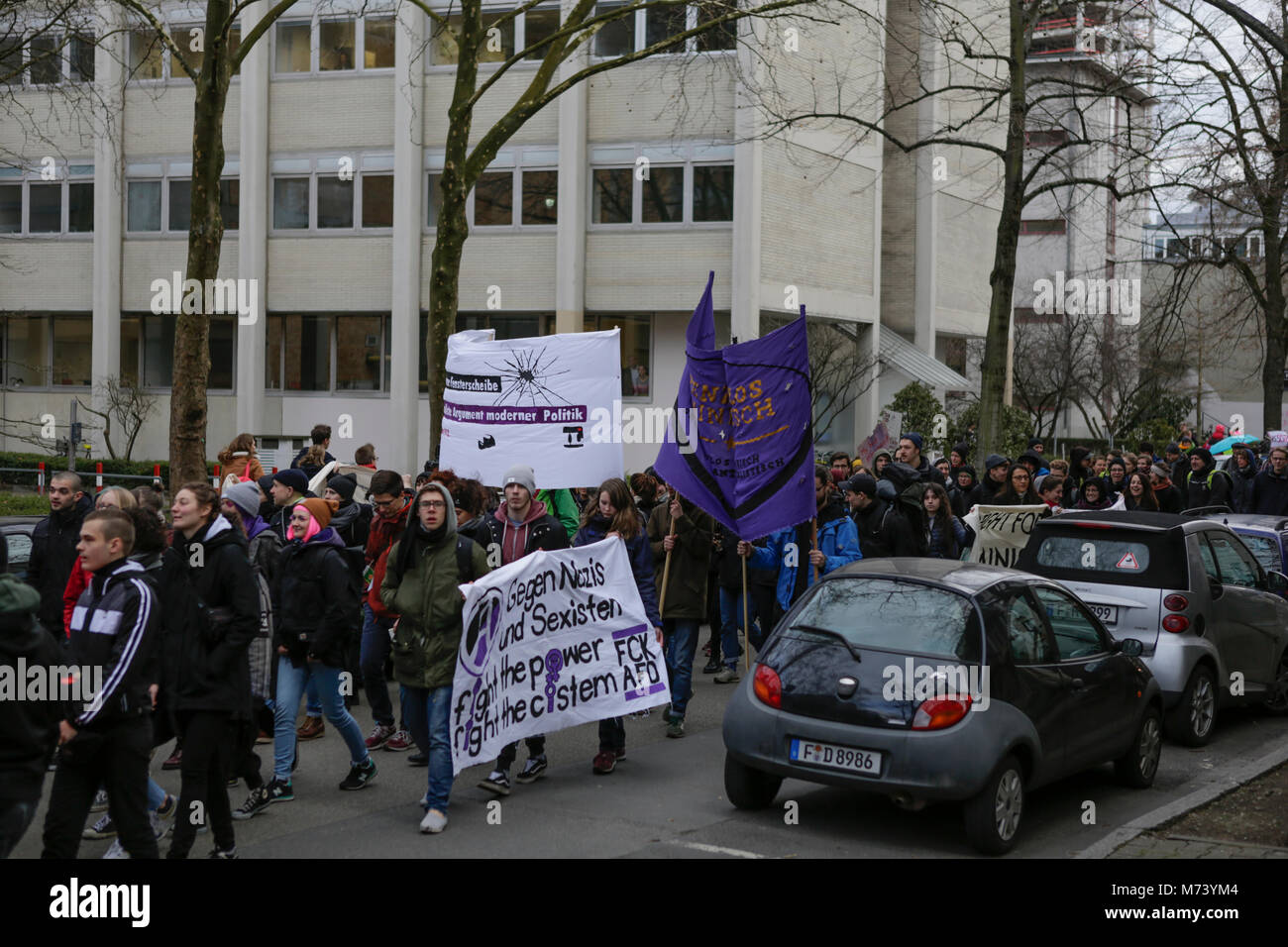 Francfort, Allemagne. 8 mars 2018. Mars manifestant avec des bannières et des signes par le centre de Francfort. Les manifestants de plusieurs féministes et les groupes de femmes ont marché dans Francfort, pour célébrer la Journée internationale de la femme. La protestation a eu lieu sous le slogan "mon corps mon choix, nos voix nos émeutes' et aussi de rappeler le 100e anniversaire du vote des femmes en Allemagne. Crédit : Michael Debets/Alamy Live News Banque D'Images