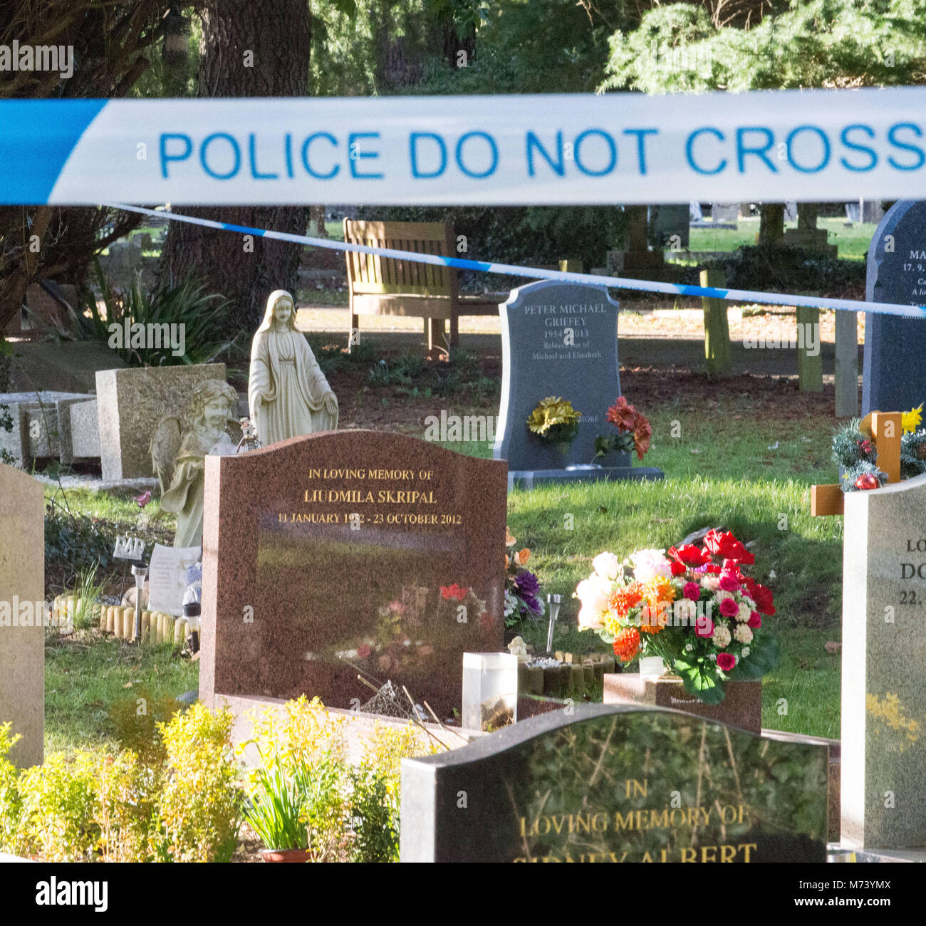 Cimetière de Salisbury, Wiltshire, Royaume-Uni, 8th mars 2018. La police a laissé un cordon sur la tombe de la femme décédée de l'ex-espion russe Sergei Skripal avec une bande adhésive après une attaque au gaz nerveux dans le centre-ville le 4th mars. Banque D'Images