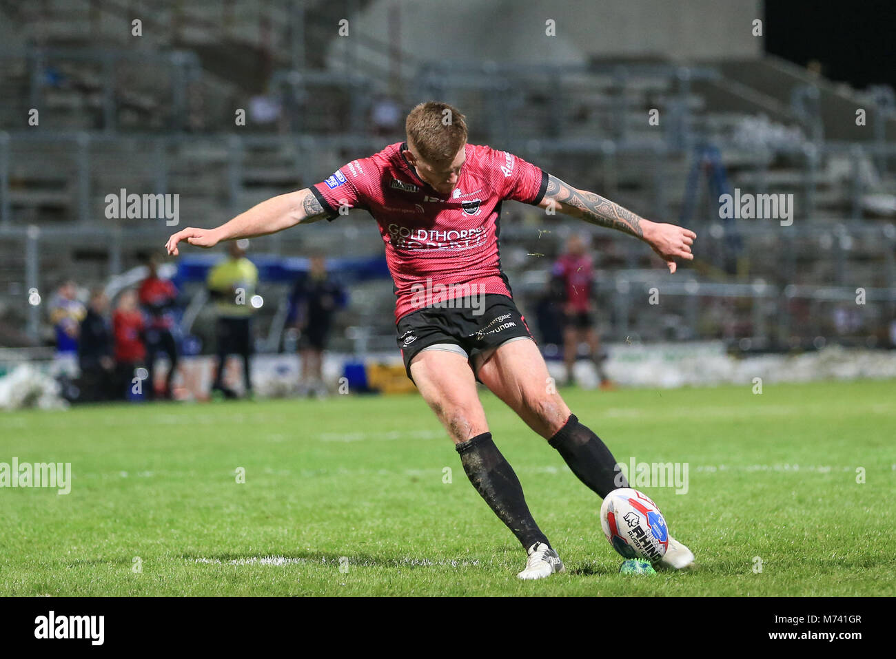 8 MARS 2018 , du stade Headingley, Leeds, Angleterre ; Betfred Super League, ronde 5, Leeds Rhinos contre Hull FC ; Marc Sneyd de Hull FC plus de coups pour un but Banque D'Images