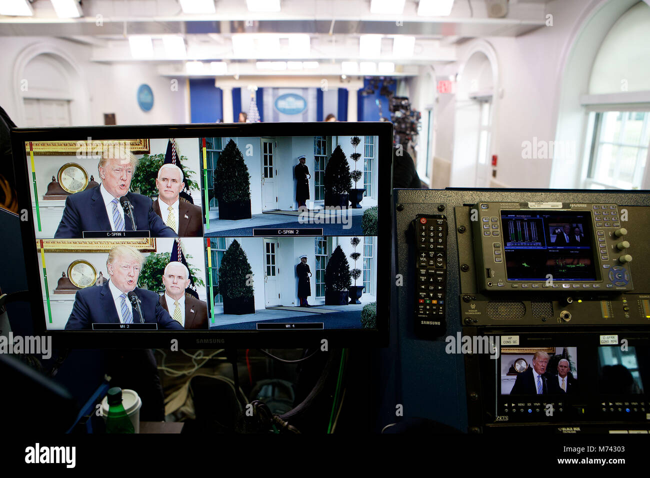 Washington, USA. Mar 8, 2018. Le Président américain Donald Trump est vu sur un écran de télévision annonçant les tarifs sur l'acier et l'aluminium, à la Maison Blanche à Washington, DC, États-Unis, le 8 mars 2018. Credit : Ting Shen/Xinhua/Alamy Live News Banque D'Images