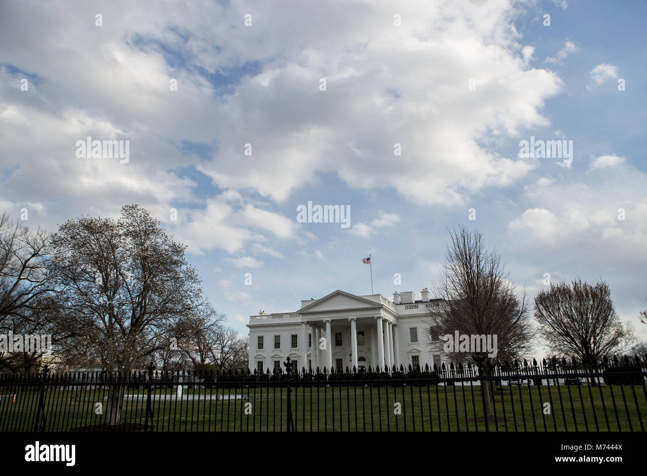 Washington, USA. Mar 8, 2018. Photo prise le 8 mars 2018 montre l'extériorité de la Maison Blanche à Washington, DC, aux Etats-Unis. Le Président américain Donald Trump le jeudi officiellement signé proclamations d'imposer des droits de douane à l'importation de l'acier et l'aluminium dans la dissidence de montage à partir de groupes d'entreprises et partenaires commerciaux dans le monde. Credit : Ting Shen/Xinhua/Alamy Live News Banque D'Images