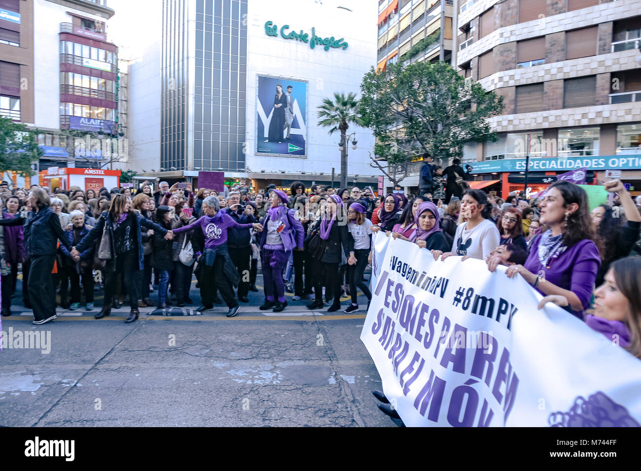Valencai, Espagne. 8 mars grève les revendications féministes en Espagne pour l'égalité de rémunération et l'égalité des droits pour les femmes et les hommes -- Pro féminisme en mouvements en Espagne a appelé à une grève générale, pas de travail, pas de boutique, pas de soins de la famille, à tous les travailleurs de sexe féminin. "Si on s'arrête, le monde s'arrête" est le slogan qu'ils utilisent, de rendre hommage à l'Islande 1975 Grève des femmes qui ont obtenu d'arrêter 9 femmes sur 10 dans le pays. Credit : vidal santiago vallejo/Alamy Live News Banque D'Images