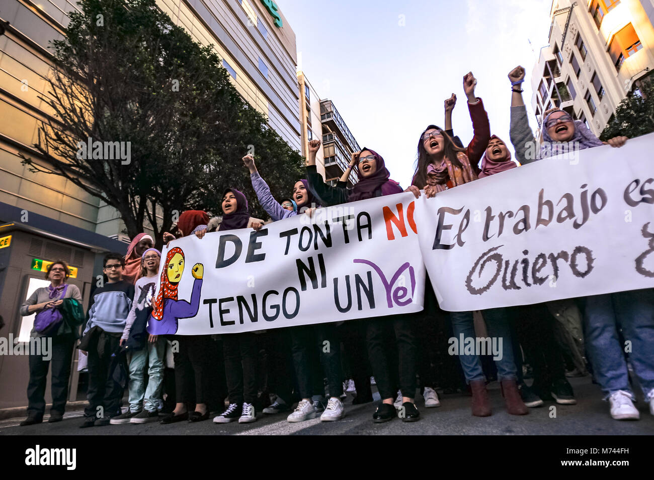 Valencai, Espagne. 8 mars grève les revendications féministes en Espagne pour l'égalité de rémunération et l'égalité des droits pour les femmes et les hommes -- Pro féminisme en mouvements en Espagne a appelé à une grève générale, pas de travail, pas de boutique, pas de soins de la famille, à tous les travailleurs de sexe féminin. "Si on s'arrête, le monde s'arrête" est le slogan qu'ils utilisent, de rendre hommage à l'Islande 1975 Grève des femmes qui ont obtenu d'arrêter 9 femmes sur 10 dans le pays. Credit : vidal santiago vallejo/Alamy Live News Banque D'Images