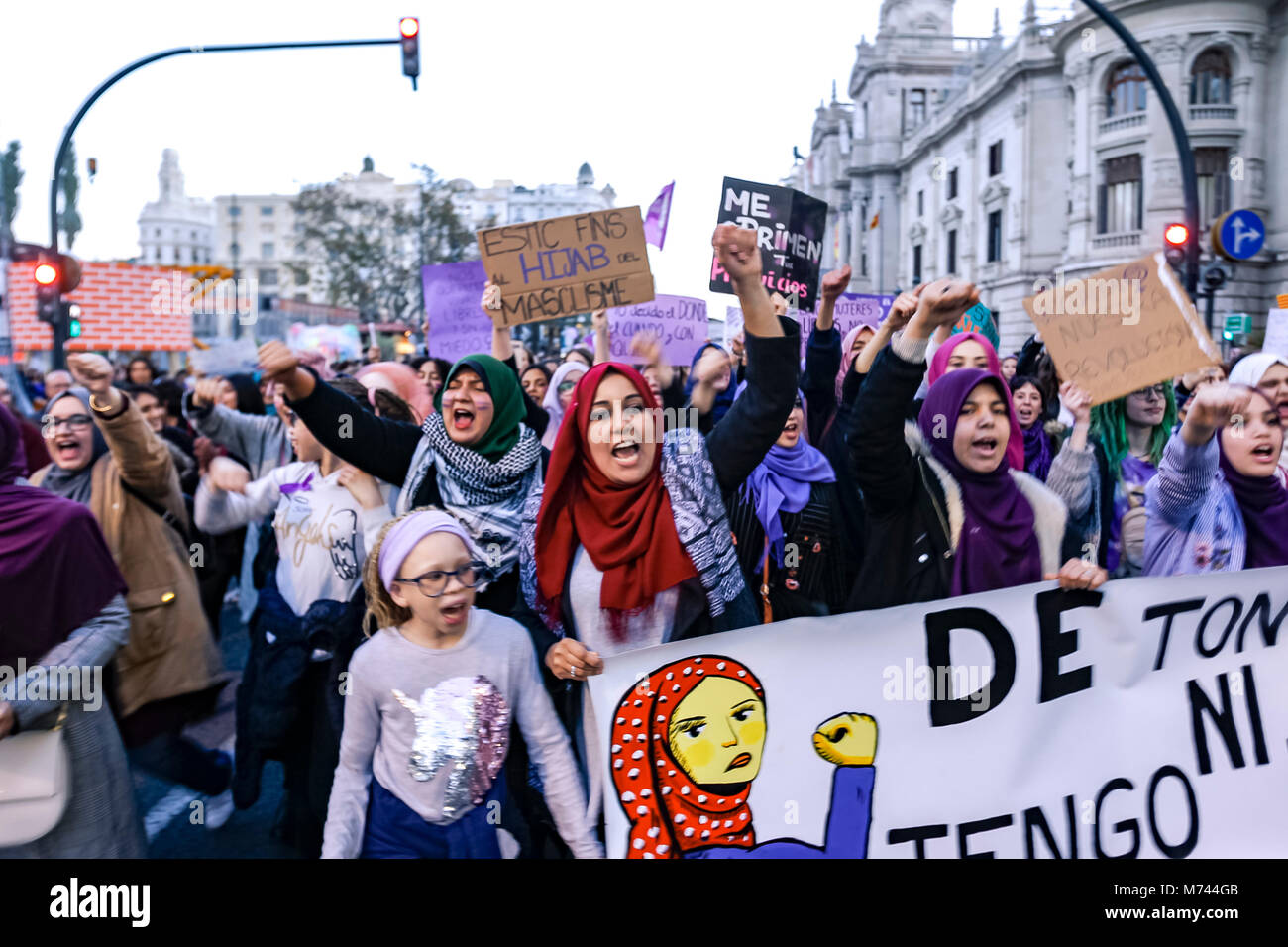 Valencai, Espagne. Le 8 mars, Journée internationale des femmes feminist grève en Espagne par les différents organismes qui forment le noyau de le féminisme en mouvements dans le pays. Pas de travail, pas de boutique, pas de soins familiaux. "Si on s'arrête, le monde s'arrête" est le slogan qu'ils utilisent, de rendre hommage à la très populaire 1975 Islande les femmes grève, qui a été suivi par 9 femmes sur 10. Les revendications principales sont l'égalité de rémunération - comme l'Espagne paie 25 % de moins pour leurs femmes-, et l'égalité des droits et des chances. Les services essentiels comme l'éducation ou de santé mentale ont été paralized, et des démonstrations ont été appelés dans la majorité des c Banque D'Images