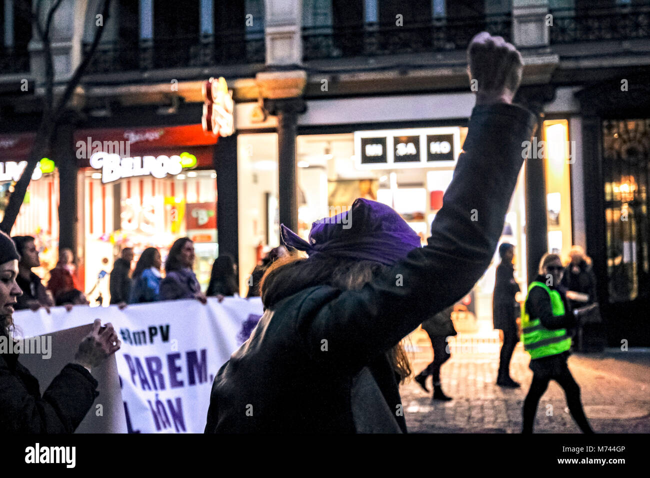 Valence, Espagne. Le 8 mars, Journée internationale des femmes feminist grève en Espagne par les différents organismes qui forment le noyau de le féminisme en mouvements dans le pays. Pas de travail, pas de boutique, pas de soins familiaux. "Si on s'arrête, le monde s'arrête" est le slogan qu'ils utilisent, de rendre hommage à la très populaire 1975 Islande les femmes grève, qui a été suivi par 9 femmes sur 10. Les revendications principales sont l'égalité de rémunération - comme l'Espagne paie 25 % de moins pour leurs femmes-, et l'égalité des droits et des chances. Les services essentiels comme l'éducation ou de santé mentale ont été paralized, et des démonstrations ont été appelés dans de nombreuses villes Banque D'Images