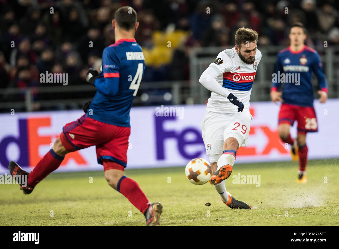 Moscou, Russie. Mar 8, 2018. Lucas Tousart (R) de pousses de Lyon au cours de l'UEFA Europa League round de 16 premier match de jambe entre la Russie et la France du CSKA Lyon, à Moscou, Russie, le 8 mars 2018. Lyon a gagné 1-0. Credit : Wu Zhuang/Xinhua/Alamy Live News Banque D'Images