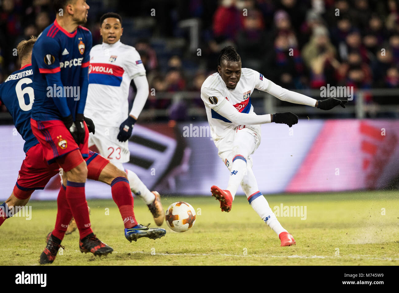 Moscou, Russie. Mar 8, 2018. Bertrand Traore (R) de pousses de Lyon au cours de l'UEFA Europa League round de 16 premier match de jambe entre la Russie et la France du CSKA Lyon, à Moscou, Russie, le 8 mars 2018. Lyon a gagné 1-0. Credit : Wu Zhuang/Xinhua/Alamy Live News Banque D'Images