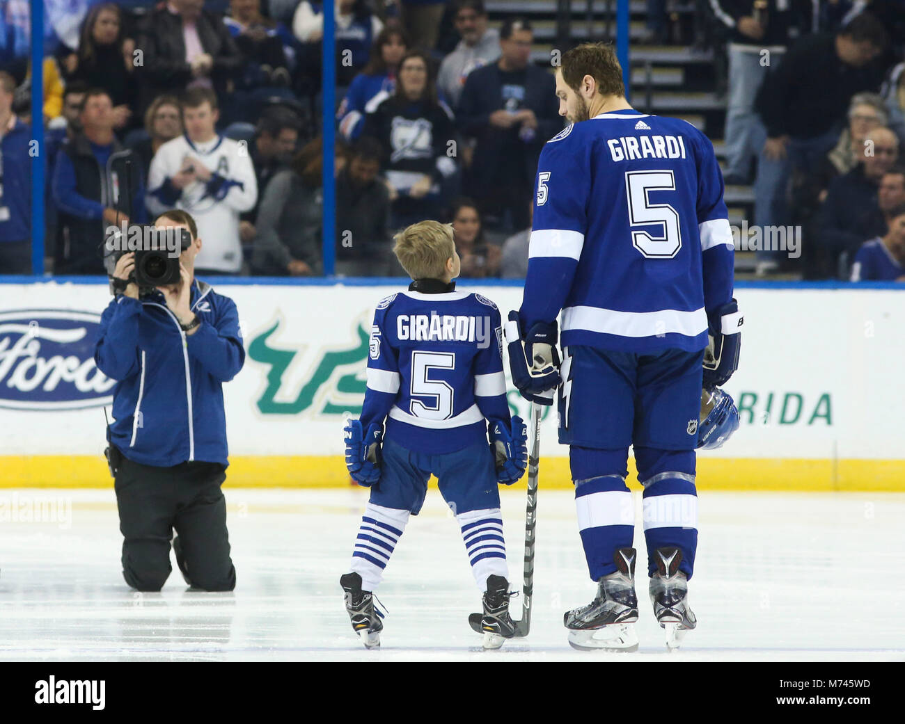 Tampa, Floride, USA. Mar 8, 2018. DIRK SHADD | fois .le Lightning de Tampa Bay le défenseur Dan Girardi (5) se tient aux côtés de son fils, Landon Girard, sur la glace pendant l'hymne national après avoir effectué le bâton incandescent Landon comme l'être le tonnerre avant de prendre la foudre pour enfants sur les Rangers de New York à Amalie Arena à Tampa jeudi soir (03/08/18) Credit : Dirk Shadd/Tampa Bay Times/ZUMA/Alamy Fil Live News Banque D'Images