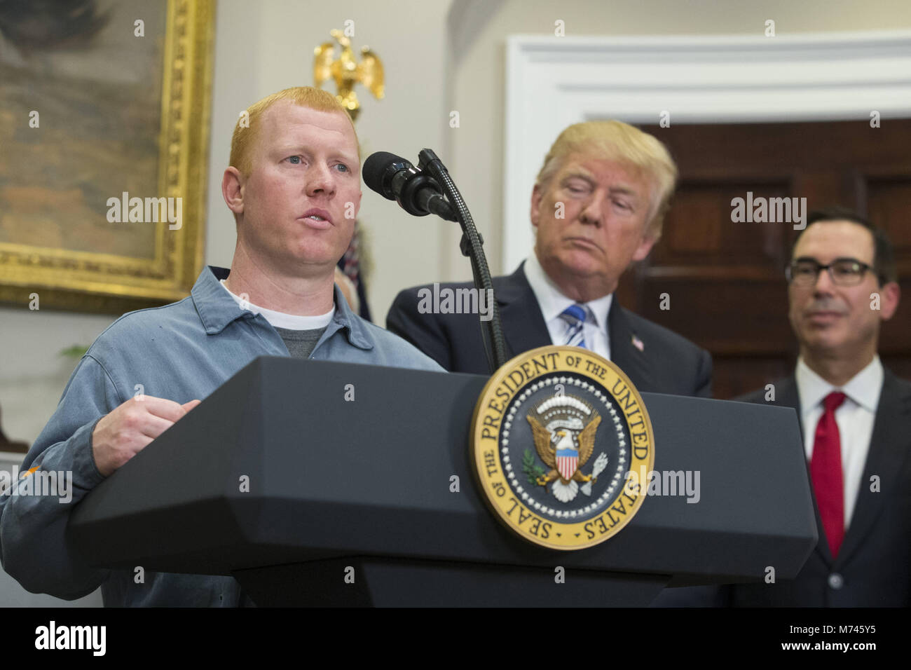 8 mars 2018 - Washington, District de Columbia, États-Unis d'Amérique - Le président américain, Donald J. Trump (C) et le secrétaire du Trésor américain Steven Mnuchin (R) écouter Dustin Stevens (L), surintendant au siècle de cuves d'aluminium prononcera une allocution avant la signature d'une déclaration présidentielle sur l'acier et l'aluminium tarifs par Président Trump, dans la Roosevelt Room de la Maison Blanche à Washington, DC, USA, 08 mars 2018. Le président Trump est l'imposition de droits de douane sur les importations d'acier et d'aluminium. La décision d'imposer des tarifs douaniers sur le Canada ou le Mexique ne sera pas décidé jusqu'à ce que les négociations sur l'Amer du Nord Banque D'Images