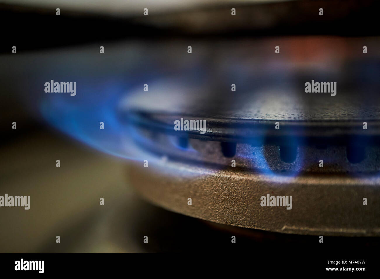 L'anneau de gaz de cuisson à l'aide de gravure sur la cuisine d'alimentation en gaz naturel au Royaume-Uni Banque D'Images
