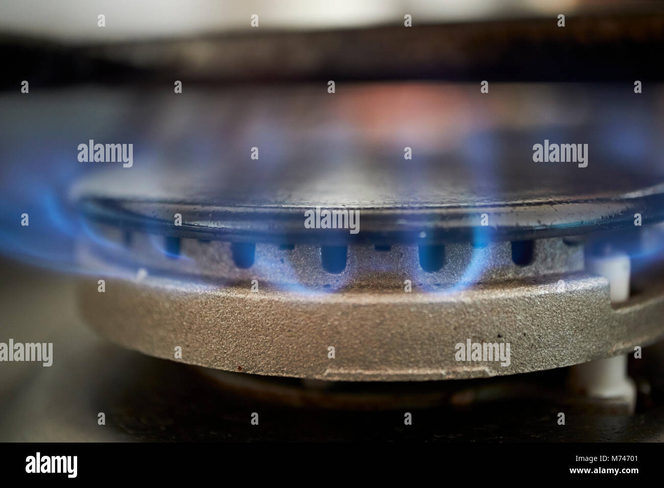 L'anneau de gaz de cuisson à l'aide de gravure sur la cuisine d'alimentation en gaz naturel au Royaume-Uni Banque D'Images