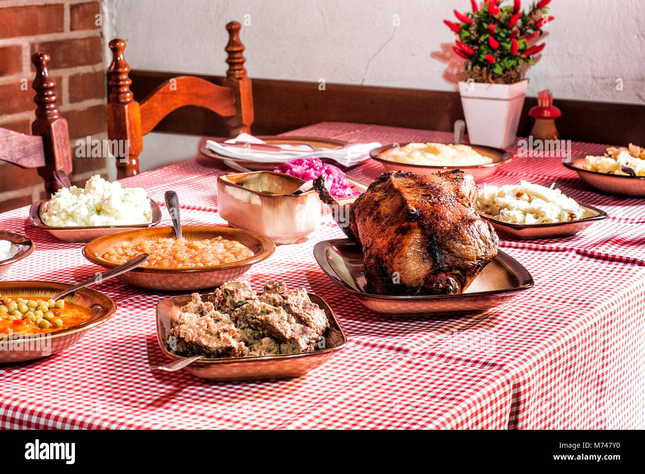 Sarcelles rôties et plats d'Abendbrothaus au restaurant. Blumenau, Santa Catarina, Brésil. Banque D'Images