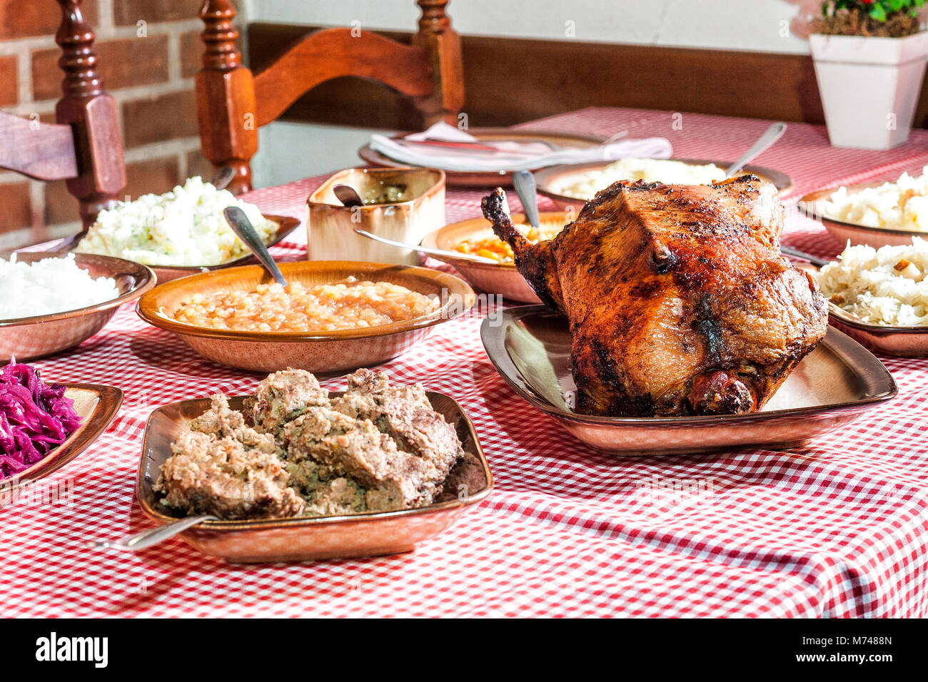 Sarcelles rôties et plats d'Abendbrothaus au restaurant. Blumenau, Santa Catarina, Brésil. Banque D'Images