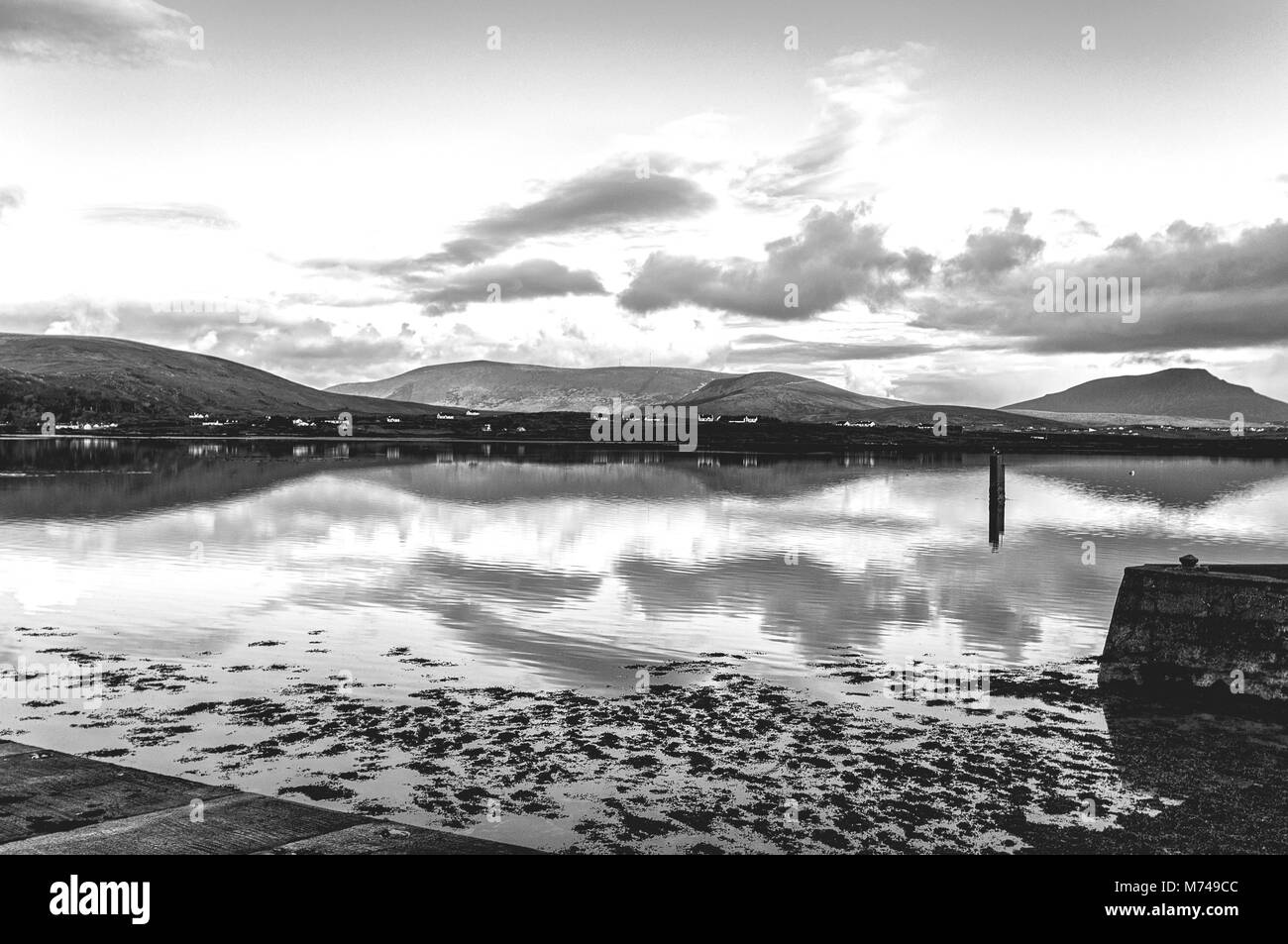 Image noir et blanc d'une belle campagne irlandaise pittoresque paysage de l'île d'Achill dans Mayo Irlande Banque D'Images