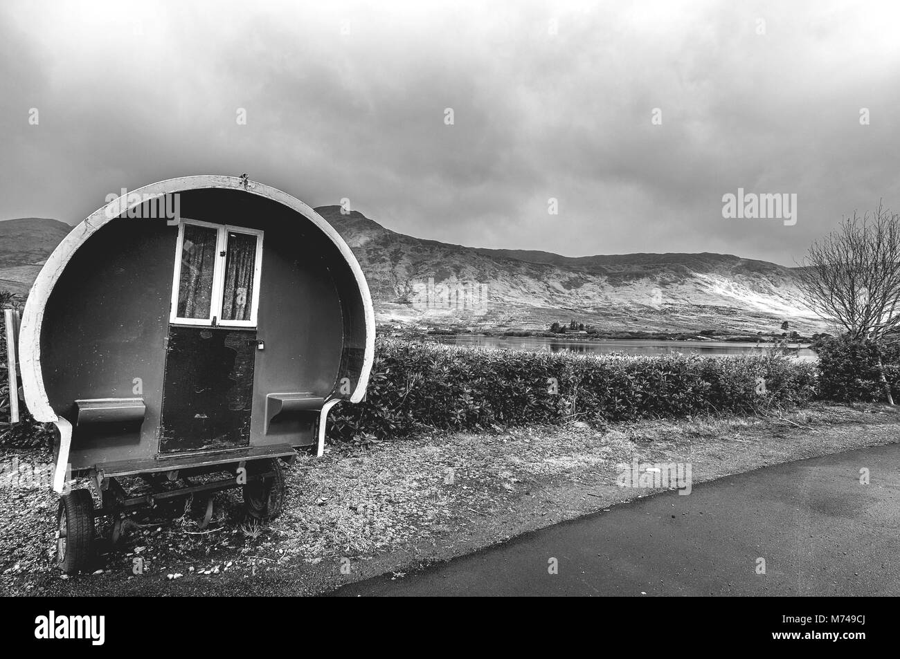 Image noir et blanc d'une belle campagne irlandaise pittoresque paysage de l'île d'Achill dans Mayo Irlande Banque D'Images