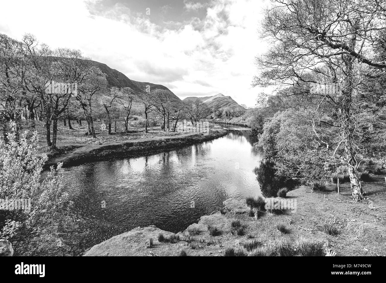 Image noir et blanc d'une belle campagne irlandaise pittoresque paysage de l'île d'Achill dans Mayo Irlande Banque D'Images