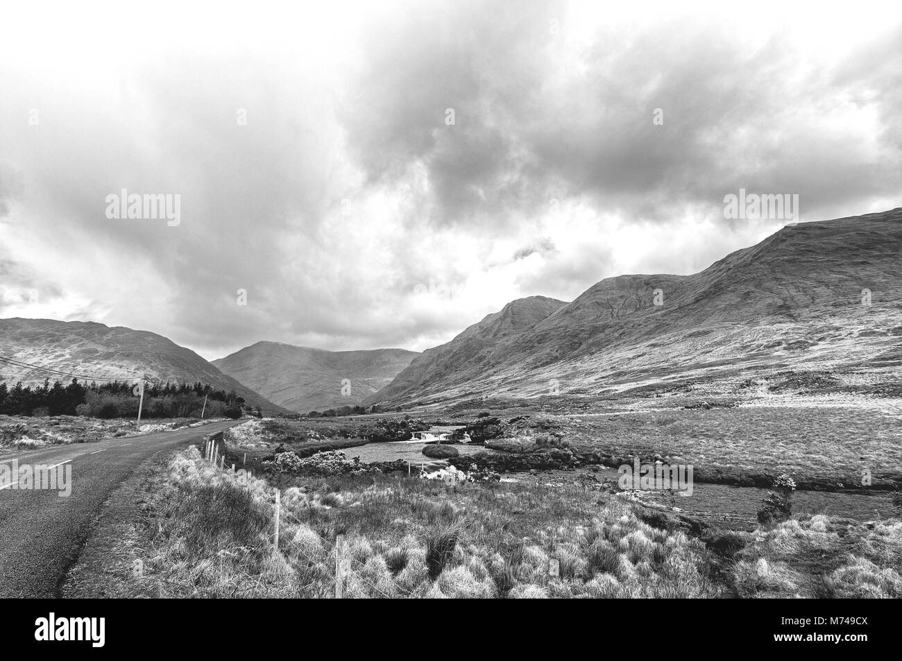 Image noir et blanc d'une belle campagne irlandaise pittoresque paysage de l'île d'Achill dans Mayo Irlande Banque D'Images