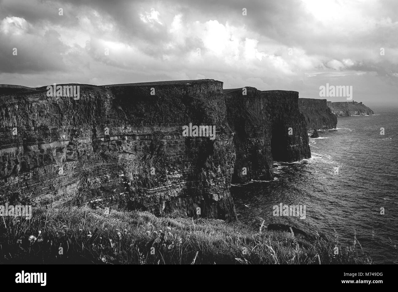 Photo noir et blanc du monde célèbres falaises de Moher dans le comté de l'irlande. belle campagne irlandaise pittoresque le long de la manière sauvage de l'Atlantique. Banque D'Images