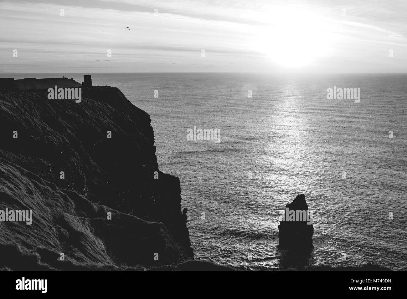 Photo noir et blanc du monde célèbres falaises de Moher dans le comté de l'irlande. belle campagne irlandaise pittoresque le long de la manière sauvage de l'Atlantique. Banque D'Images
