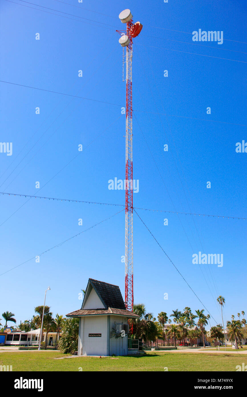 Mât de communication dans le centre d'Everglades City dans le sud de la Floride, USA Banque D'Images