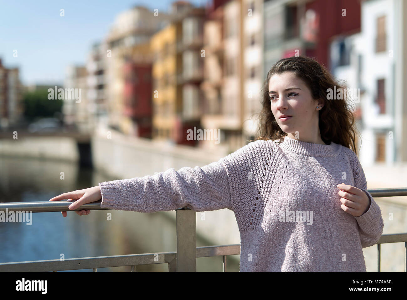 Teen girl reposant sur une main courante. Plan horizontal avec lumière naturelle. Banque D'Images