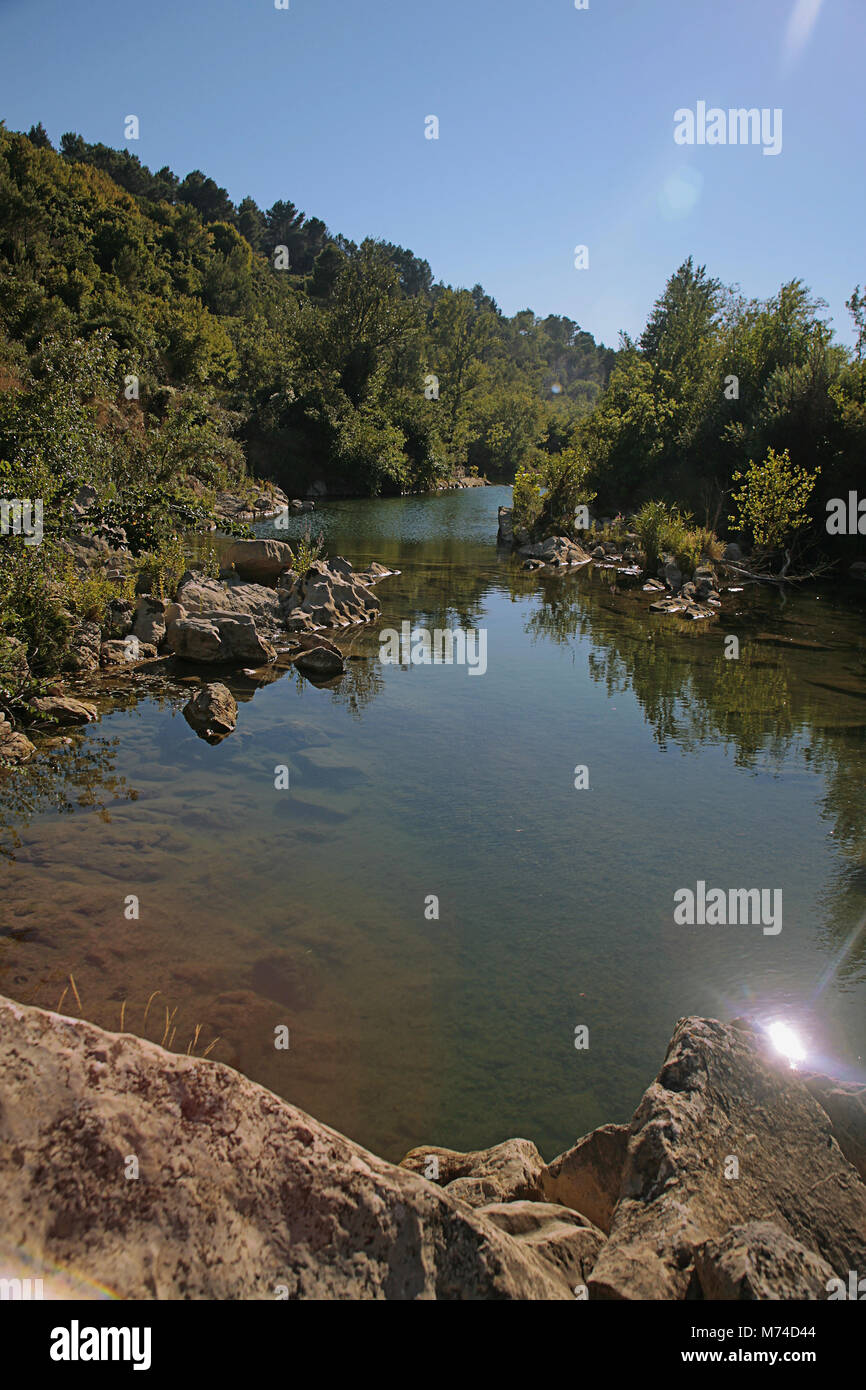 La petite rivière Orbieu près de Ribaute, Corbieres, Aude, Occitanie ...