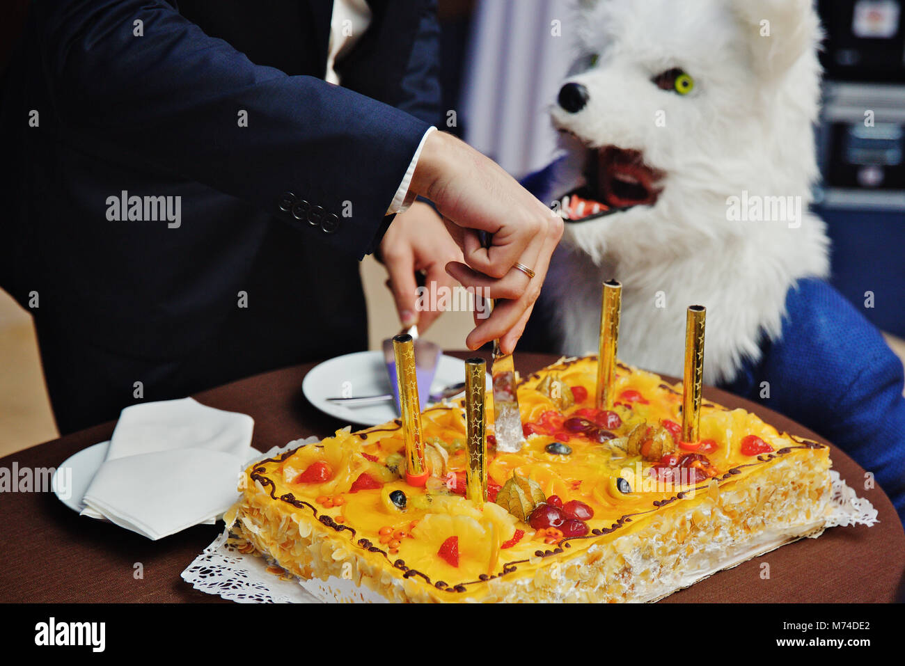 Masque loup fête gâteau jaune, avec des bougies, maison de vacances de carnaval Banque D'Images