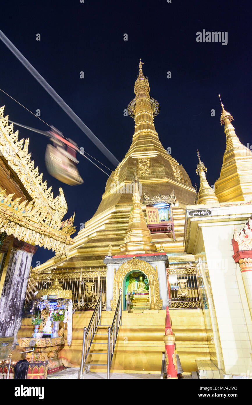 Yangon (Rangoon) : La pagode Sule, petite barge royale karaweik (or), charger avec une carte de prière, avec un treuil à chaîne-la dans le culte h Banque D'Images