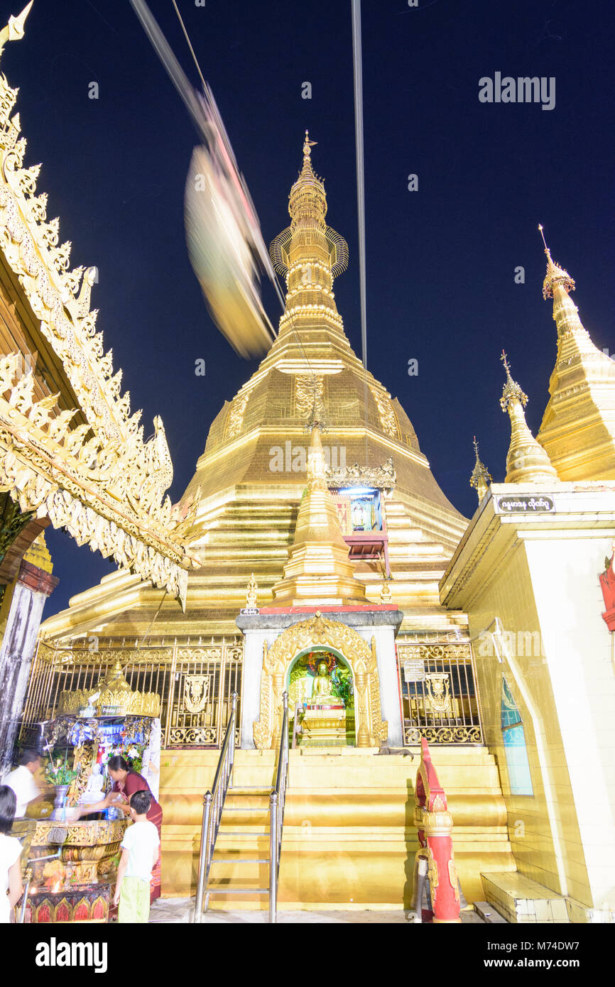 Yangon (Rangoon) : La pagode Sule, petite barge royale karaweik (or), charger avec une carte de prière, avec un treuil à chaîne-la dans le culte h Banque D'Images