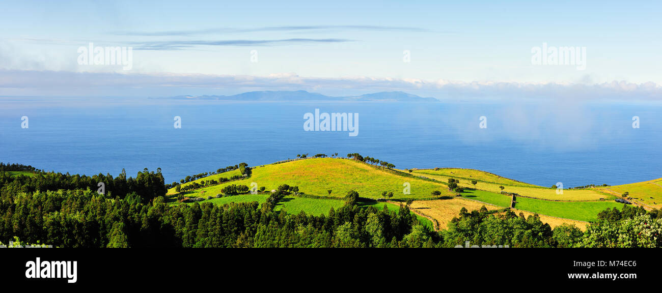 L'île de São Jorge et l'île de Graciosa sur l'horizon. Açores, Portugal Banque D'Images