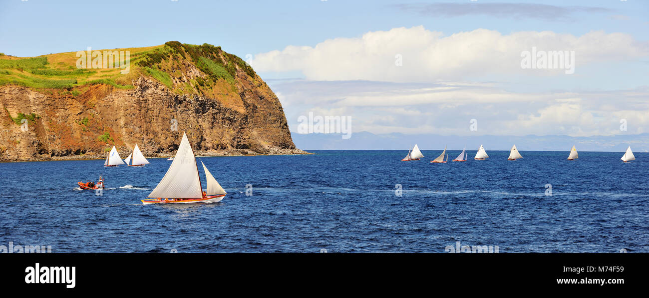 Baleiniers régates dans le canal de la mer entre les îles de Pico et de Faial durant la Semaine de la mer Festival. Faial, Açores, Portugal Banque D'Images