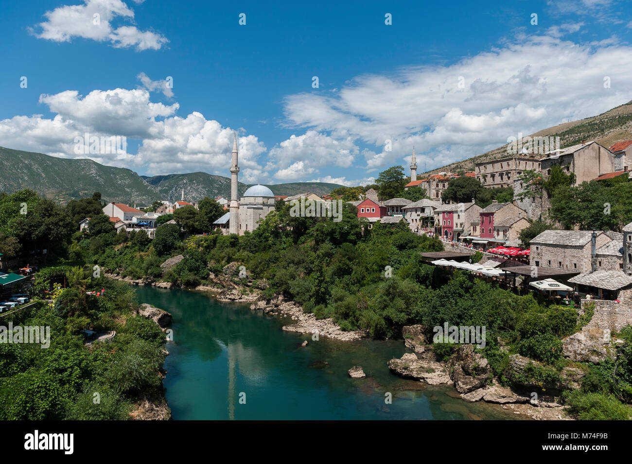 Vue panoramique sur la rivière Neretva Mostar centre et de la célèbre Stari Mist bridge avec un ciel bleu et nuages de nice Banque D'Images