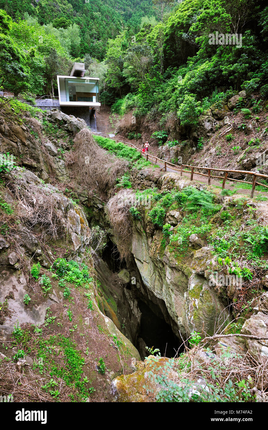Furna do Enxofre (Grotte de soufre) est une grotte de lave, avec une longueur maximale de 194 mètres et d'environ 40 mètres de haut dans la partie centrale. Graciosa, Açores isl Banque D'Images