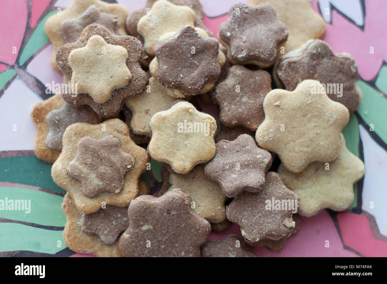 Cookies sans gluten. Ingrédients : riz, tapioca, farine, eau, chocolat en poudre, le zeste de citron, miel. Confectionné par une jeune fille de 12 ans. Banque D'Images