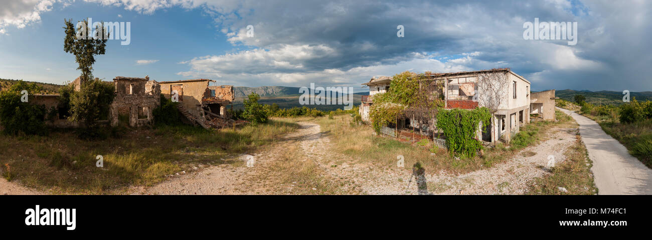 Aujourd'hui il y a encore plusieurs villages abandonnés en Bosnie après la guerre yougoslave dans les années 90, marquée de trous de balle Banque D'Images