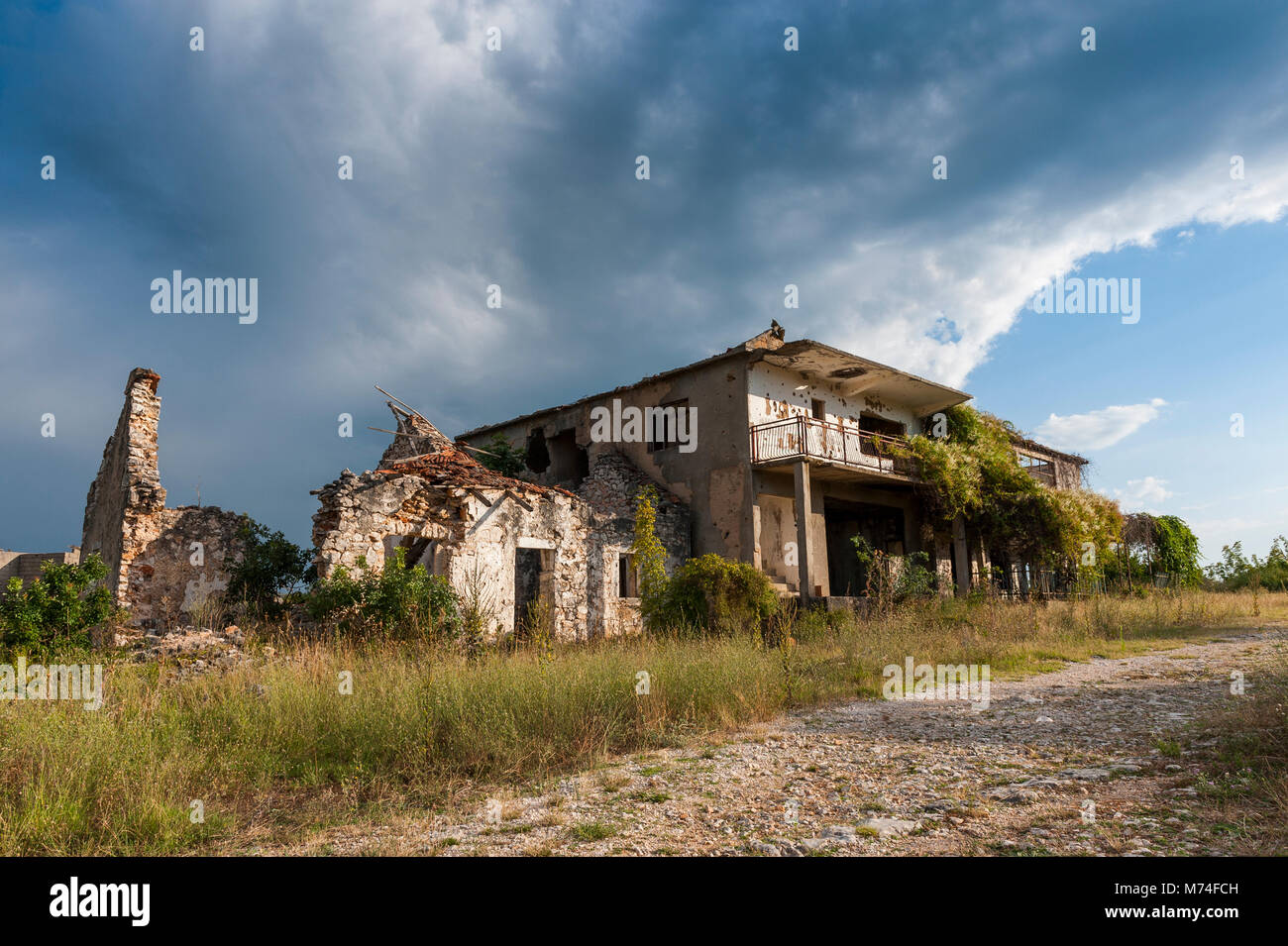 Aujourd'hui il y a encore plusieurs villages abandonnés en Bosnie après la guerre yougoslave dans les années 90, marquée de trous de balle Banque D'Images
