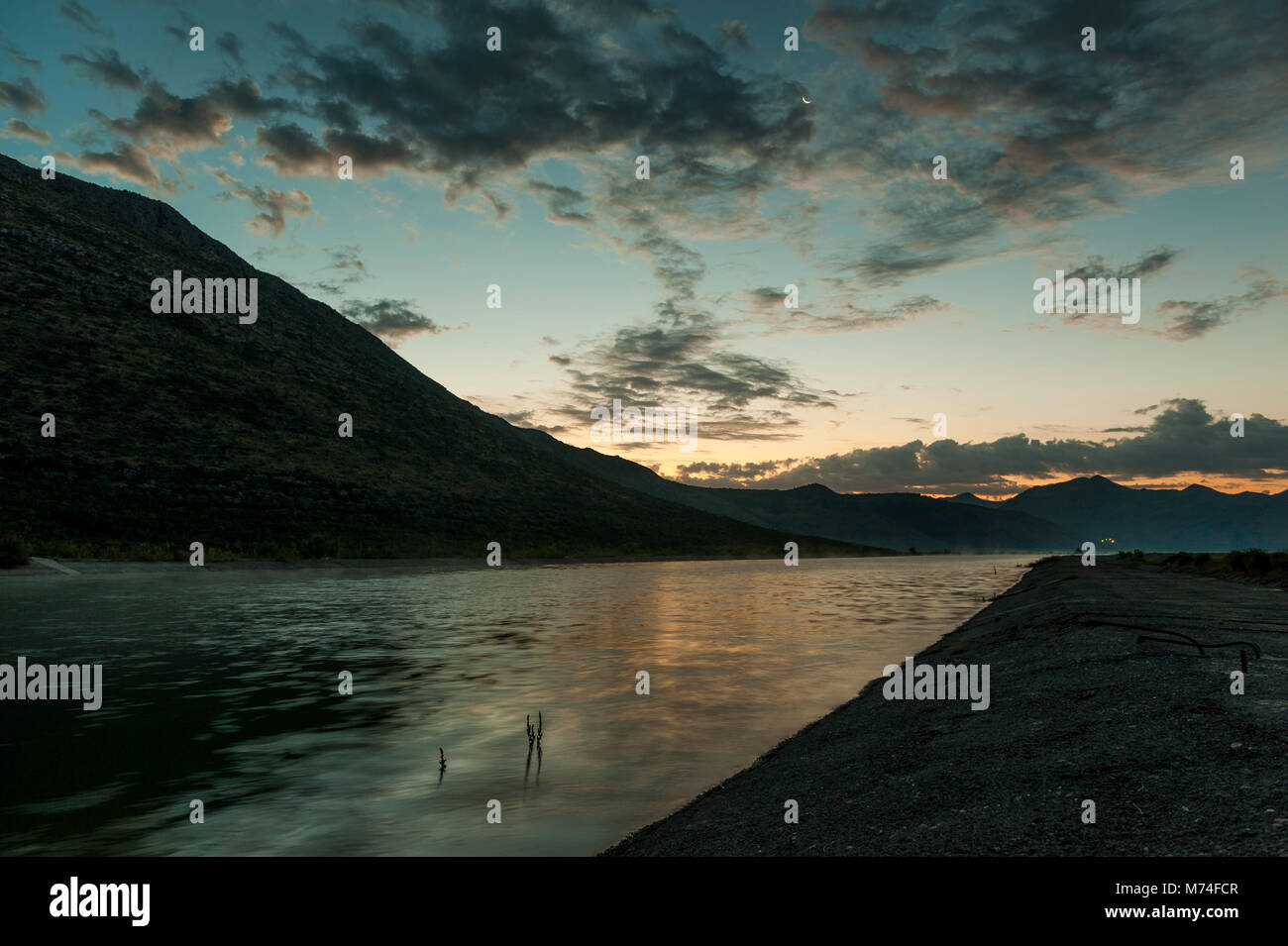 Tôt le matin, image de la rivière Trebišnjica en Bosnie et Herzégovine Banque D'Images