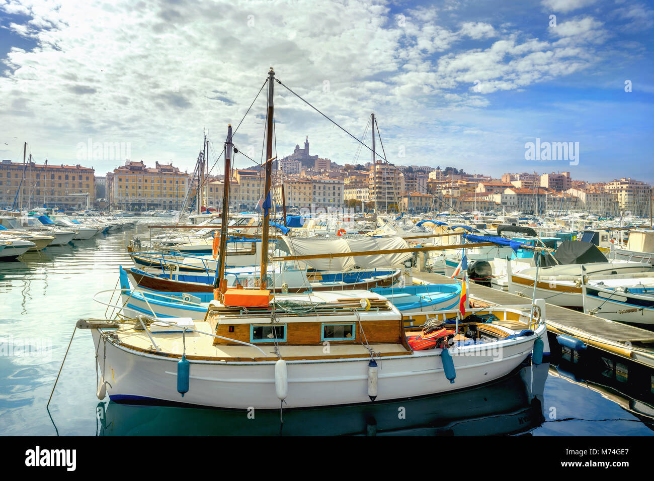 Port avec voiliers et bateaux, amarrés dans le vieux port de Marseille. France Banque D'Images