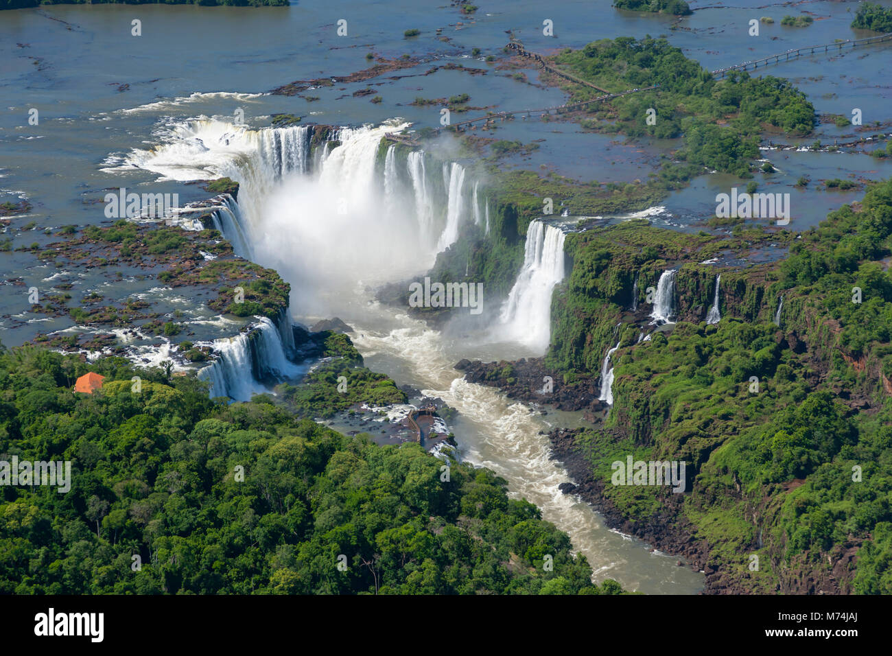 Pan aérienne scenic chutes d'Iguaçu chutes d'eau, rivière, sentier de la promenade minuscule taille ajoute perspective, border Brésil Argentine site du patrimoine mondial de l'UNESCO Banque D'Images