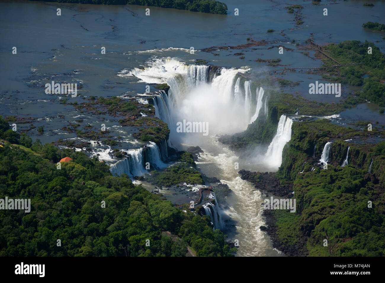 Pan de l'antenne d'Iguazu les chutes d'eau, rivière, sentier de la promenade minuscule taille ajoute perspective, border Brésil Argentine Paraguay site du patrimoine mondial de l'UNESCO Banque D'Images