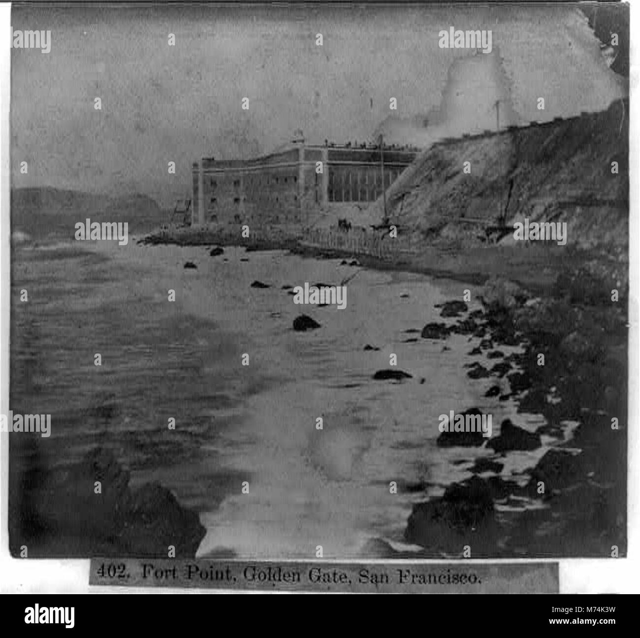Fort point, situé à l'entrée du détroit du Golden Gate à San Francisco, a été construit au milieu du XIXe siècle pour défendre la baie. C'est un site militaire historique avec des vues saisissantes sur le Golden Gate Bridge et la baie de San Francisco. Banque D'Images