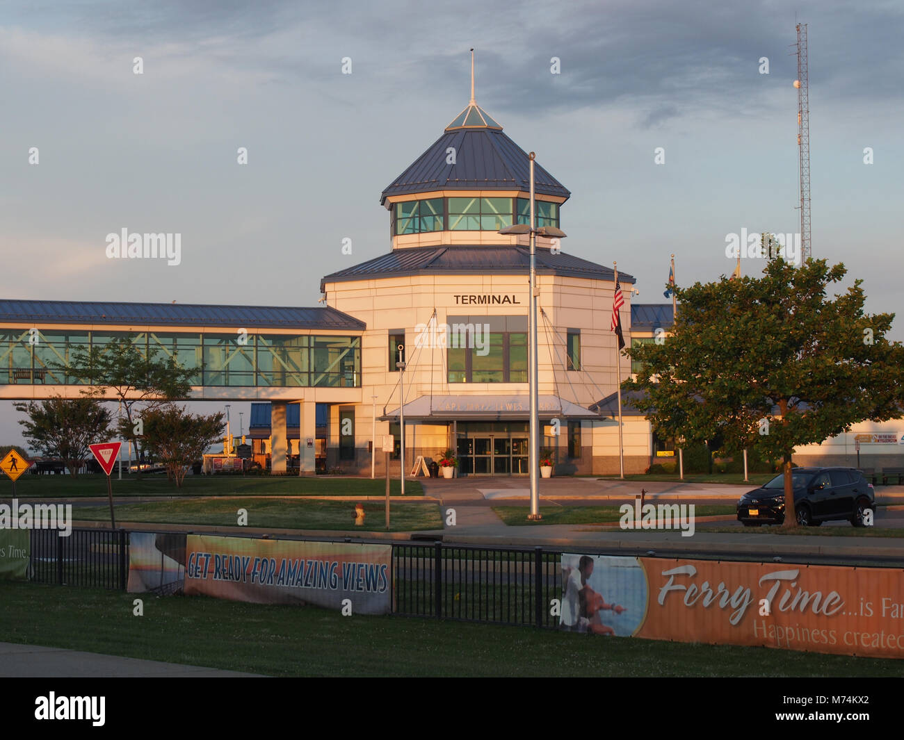 Cape May-Lewes Ferry Terminal à Cape May NJ en été, tôt le matin, la lumière © Katharine Andriotis Banque D'Images