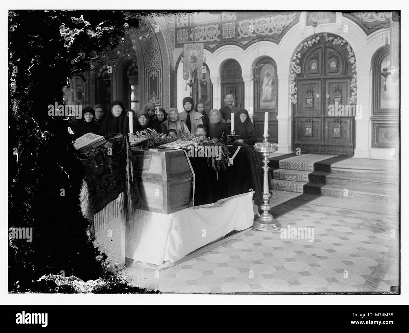 Au cours de la cérémonie funéraire reste de la princesse Elizabeth, sœur de la Tsarine et sa femme de chambre, dans l'Église russe de la madeleine sur le Mt. des Oliviers. Le 30 janvier, 1921 Loc.08315 matpc Banque D'Images