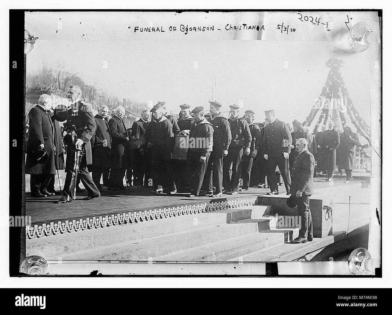 Une image historique documentant les funérailles de l'auteur et dramaturge norvégien Bjørnstjerne Bjørnson à Christiania (aujourd'hui Oslo), en Norvège, capturant un moment important dans l'histoire culturelle de la nation. Banque D'Images