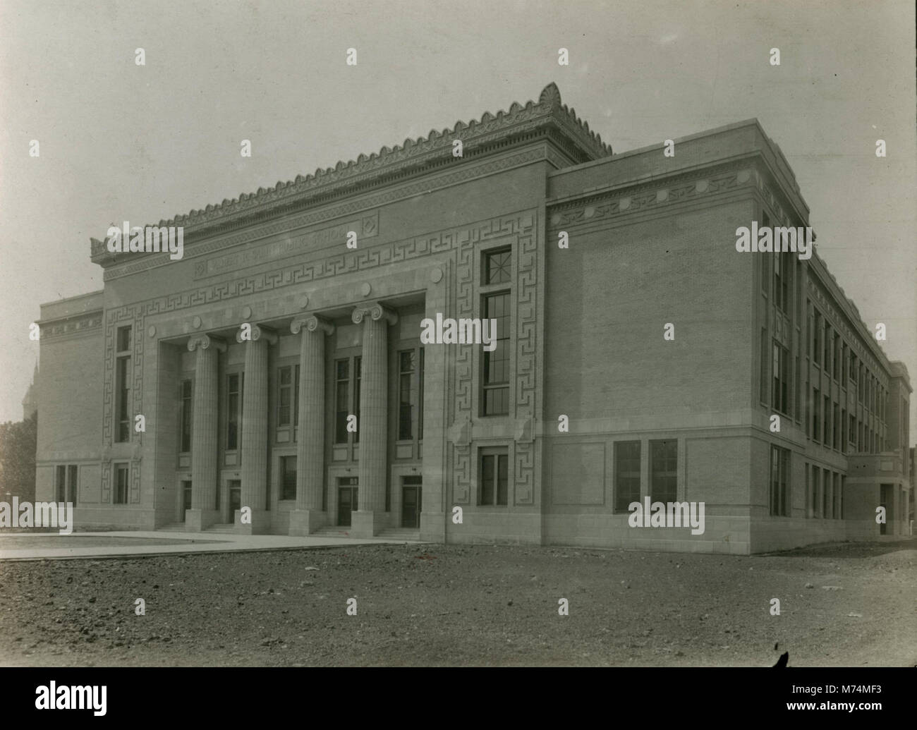L'Albert R. Sabin public School, située à Chicago, était un établissement d'enseignement du début du XXe siècle. Il reflète les réformes architecturales et éducatives de l'époque, jouant un rôle important dans le développement de la ville à cette époque. Banque D'Images