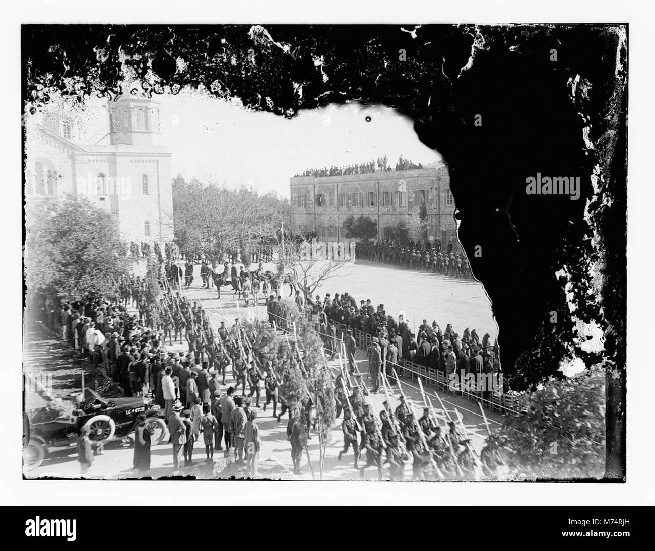 Une photographie de l’entrée officielle du général Allenby avec une revue militaire au complexe russe. Les hommes à cheval passent en revue les troupes lors d'un défilé militaire cérémoniel, reflétant les traditions militaires de l'époque. Banque D'Images