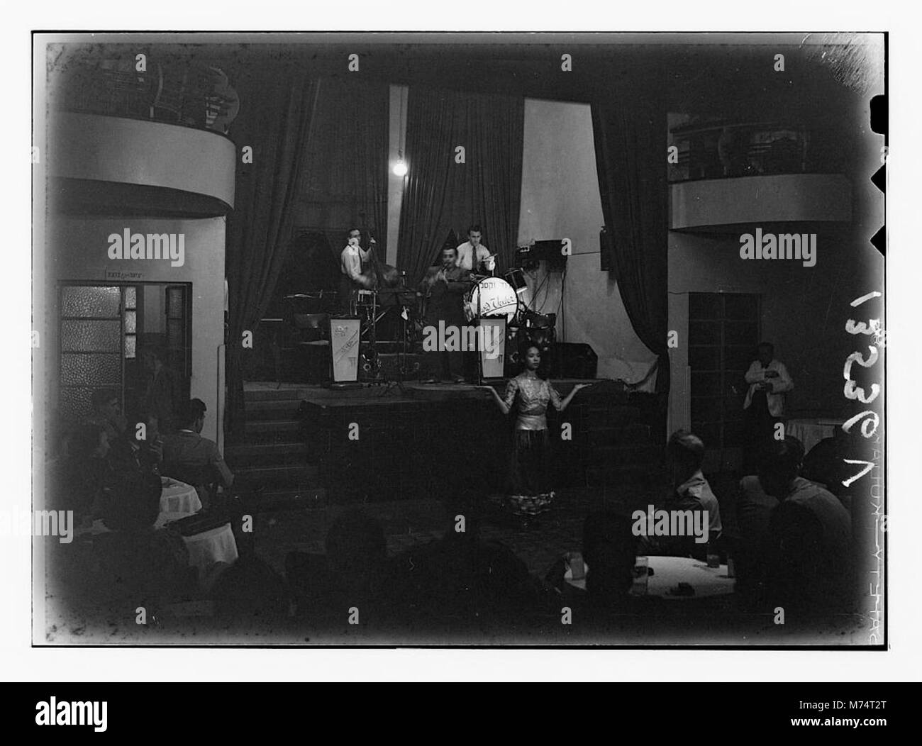 Une image montrant Haïfa, une grande ville d'Israël, connue pour sa diversité culturelle, son port et comme centre de l'économie israélienne. La photographie met en valeur les caractéristiques architecturales et géographiques de la ville. Banque D'Images