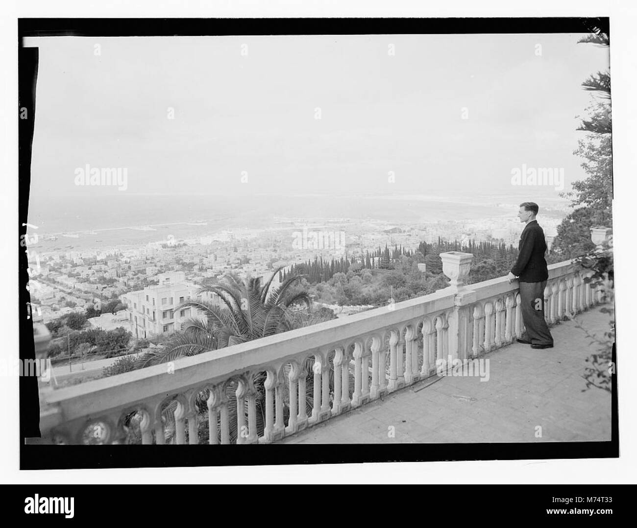 Cette image représente Haïfa, une ville du nord d'Israël. Connue pour ses paysages pittoresques, Haïfa est un centre majeur pour l'industrie, la culture et le commerce, offrant des vues sur la mer Méditerranée et une architecture diversifiée. Banque D'Images